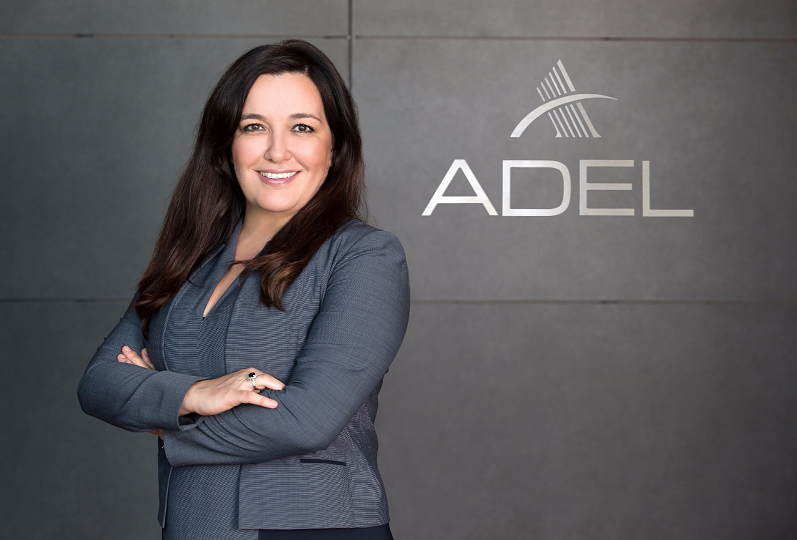 Adel, iş hayatında kadınları desteklemeye devam ediyor